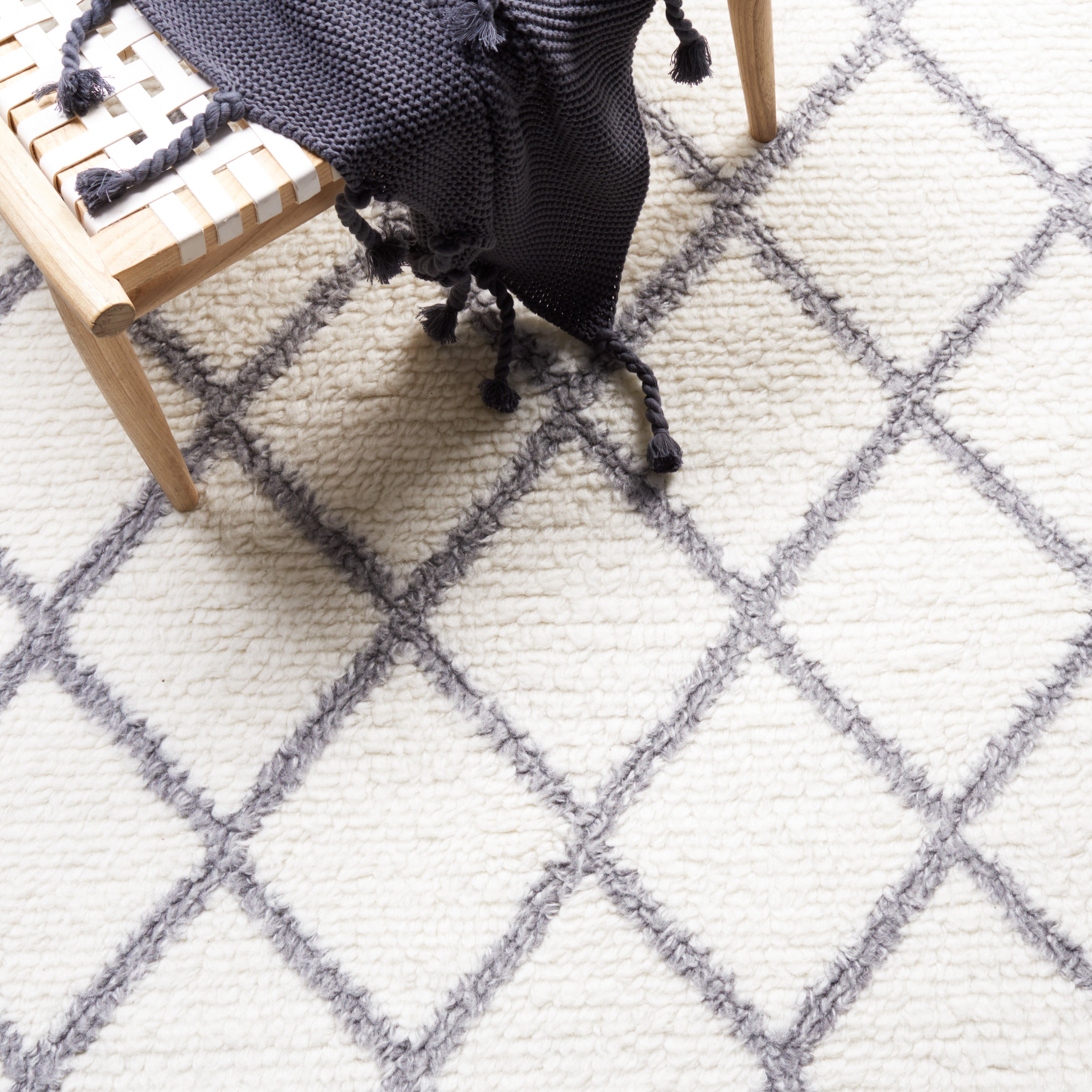 Safavieh Vermont 552 Rug, VRM552 - Ivory / Grey