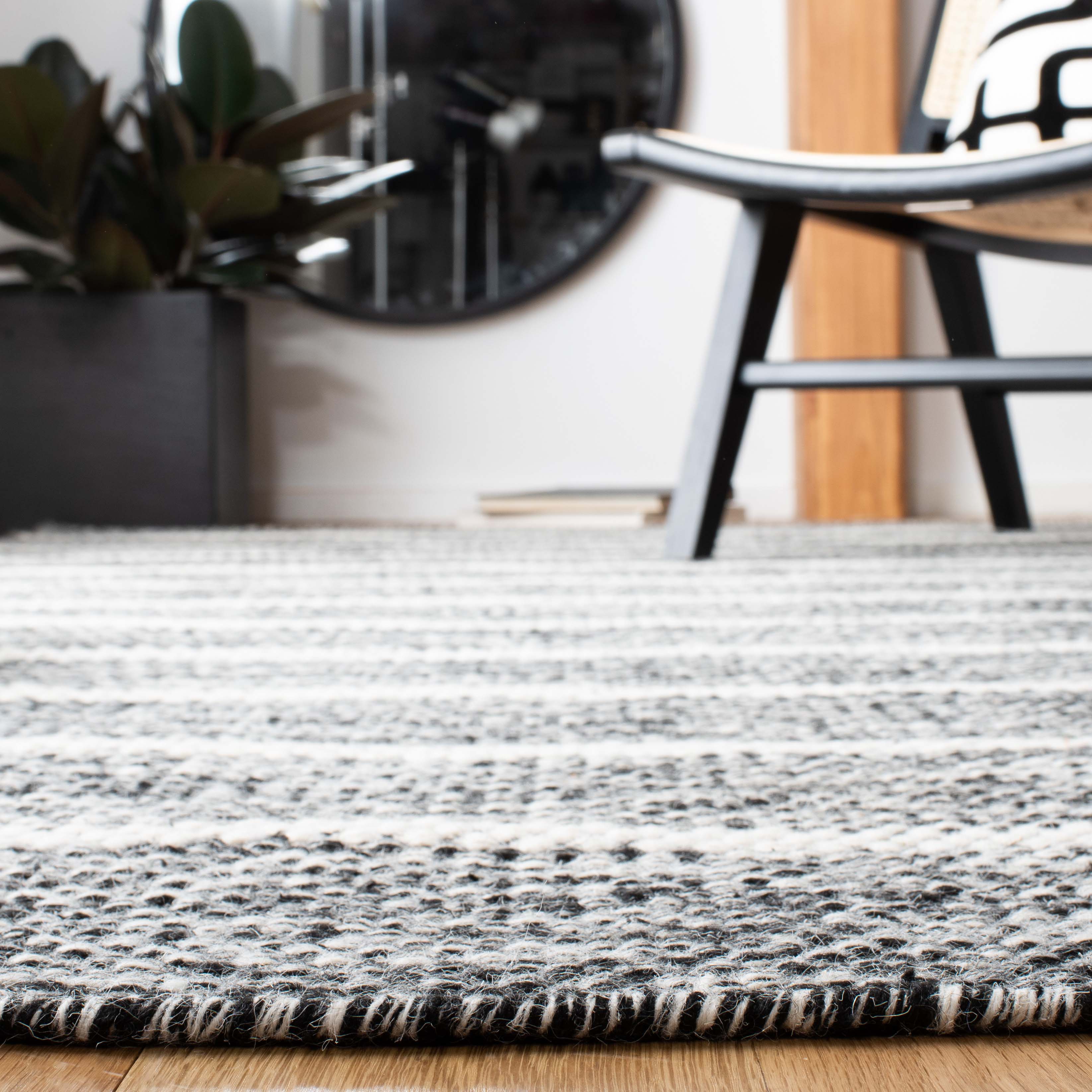 Safavieh Vermont 802 Rug, VRM802 - Black / Ivory