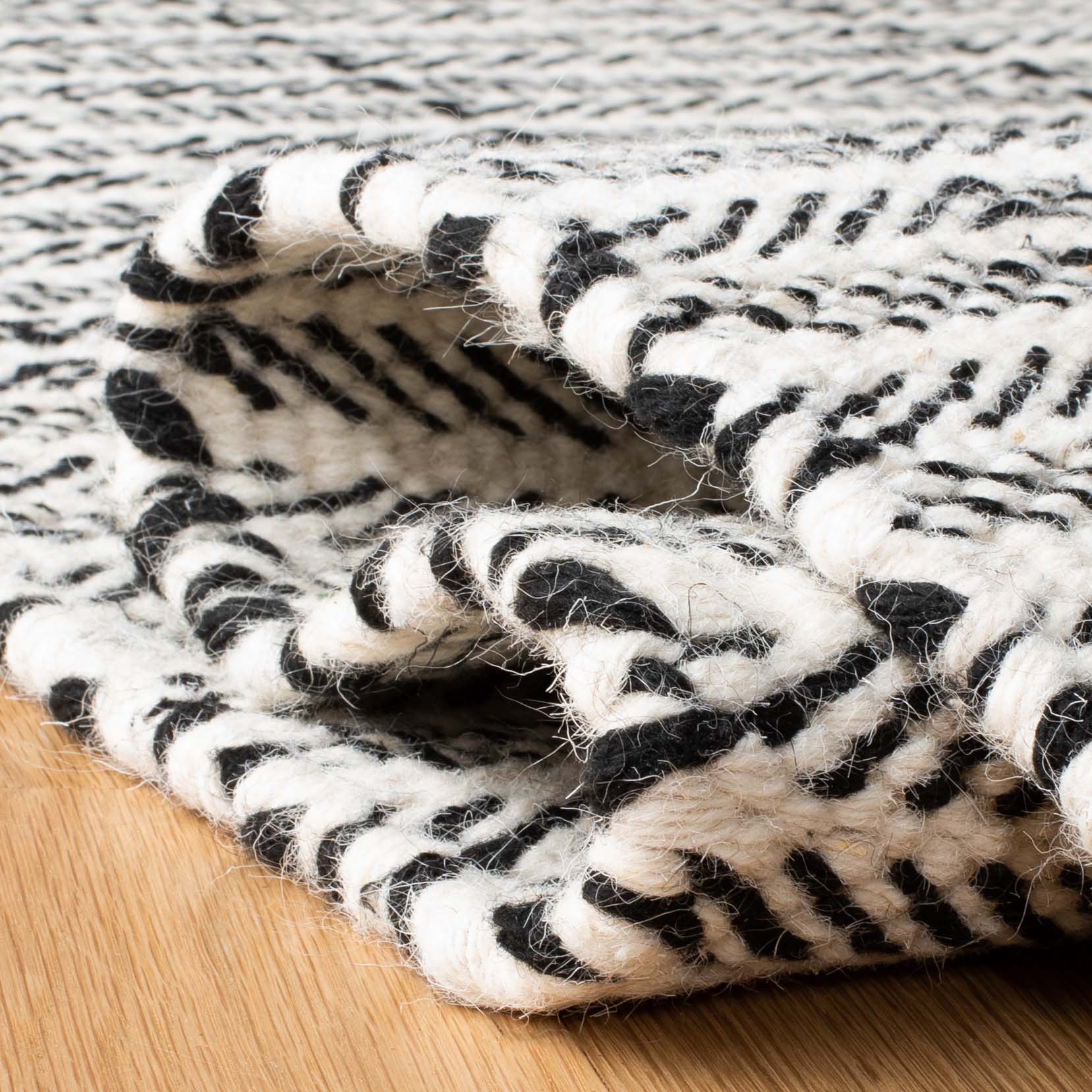Safavieh Vermont 803 Rug, VRM803 - Black / Ivory