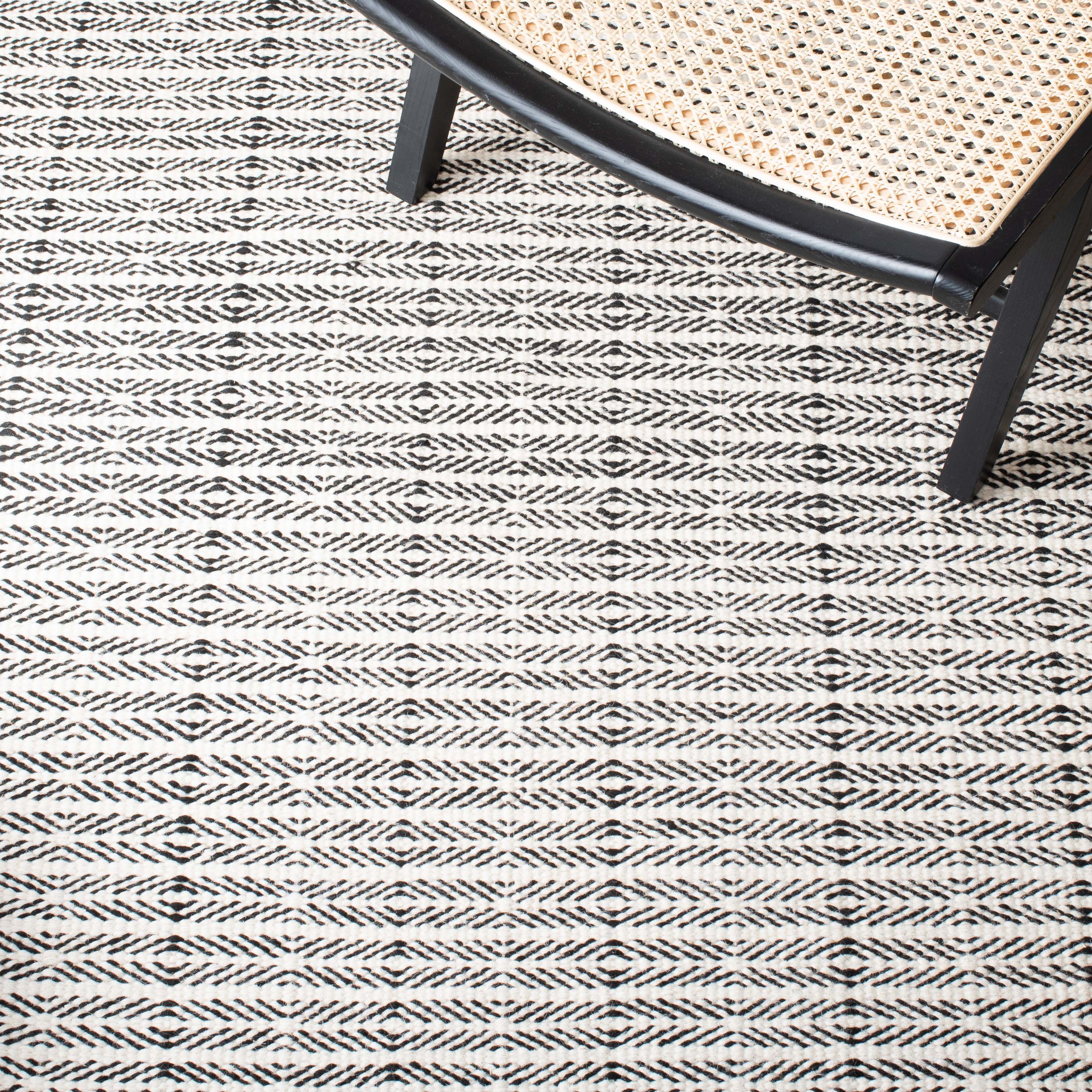 Safavieh Vermont 803 Rug, VRM803 - Black / Ivory