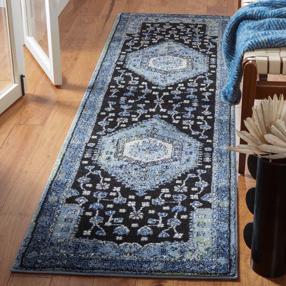 Safavieh Vintage Hamadan 204 Rug, VTH204 - LIGHT BLUE / BLACK