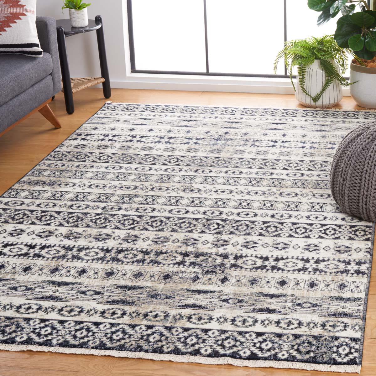 Safavieh Vintage Persian 660 Rug, VTP660 - Ivory / Black