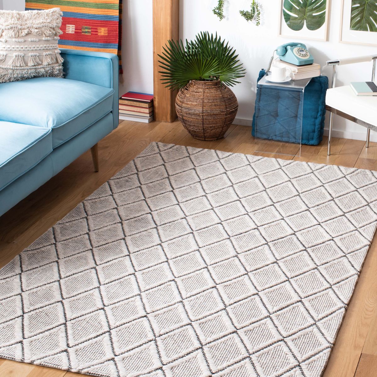 Safavieh Marbella 321 Rug, MRB321 - Silver / Black