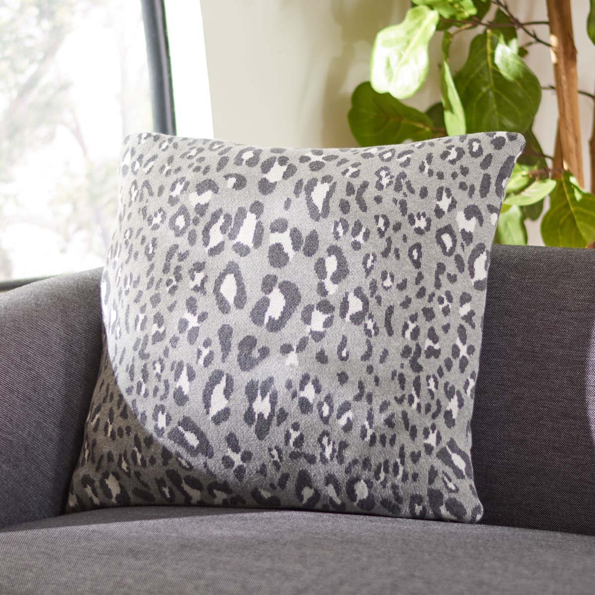 Safavieh Gwynn Leopard Pillow , PLS3003 - Grey / Black
