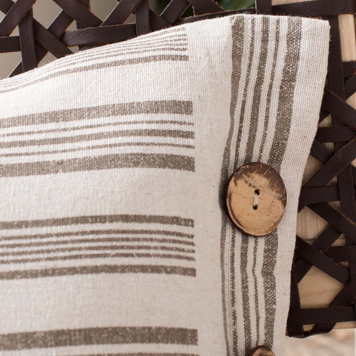 Safavieh Darlon Pillow , PLS7160 - Beige / White